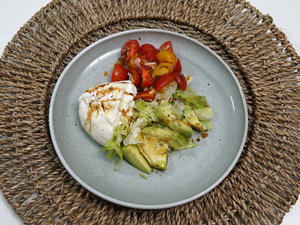Burrata auf einem Bouquet aus Salat, Avocado und Cocktailtomaten