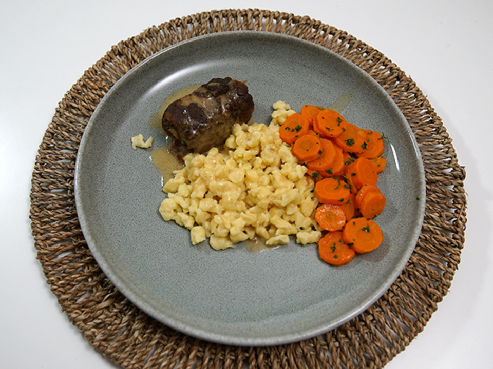 Rinderrouladen schlesischer Art mit selbstgerechten Spätzle und Karottengemüse