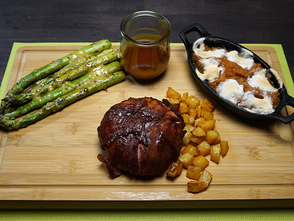 "BBQ-Chicken-Ball" mit grünem Spargel in Zitronenvinaigrette und Kartoffelwürfeln