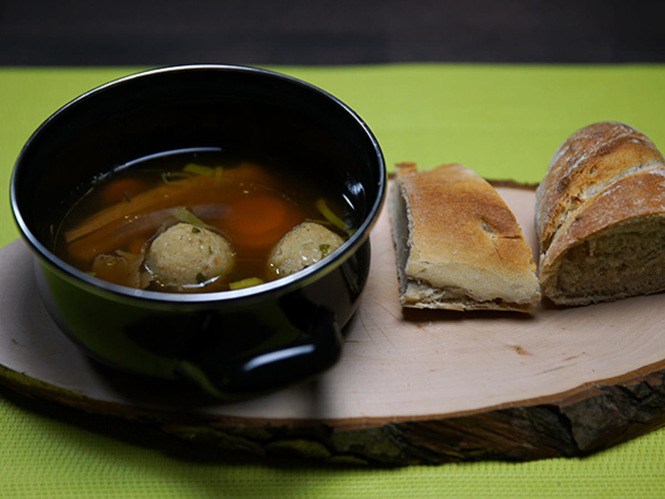 Rinderkraftbrühe mit Markklößchen und gezogenem Rind
