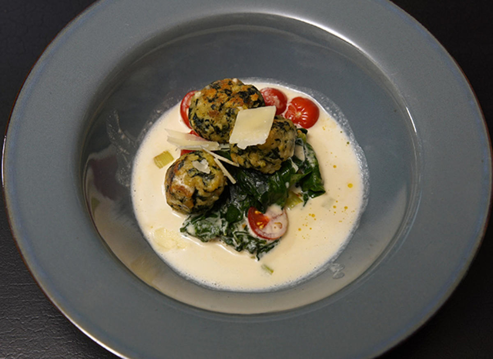Spinatknödel mit Bergkäseschaum und Tomaten-Spinat Gemüse
