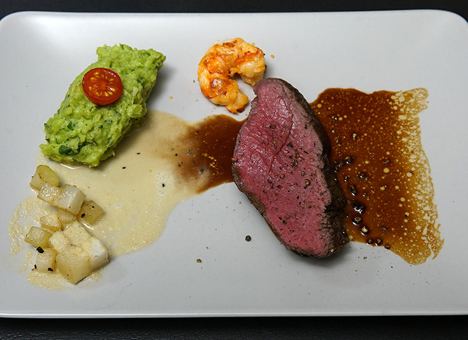 Surf an Turf mit Rotgarnele, Kartoffel-Rucola-Stampf, einer Portweinjus und Kohlrabi