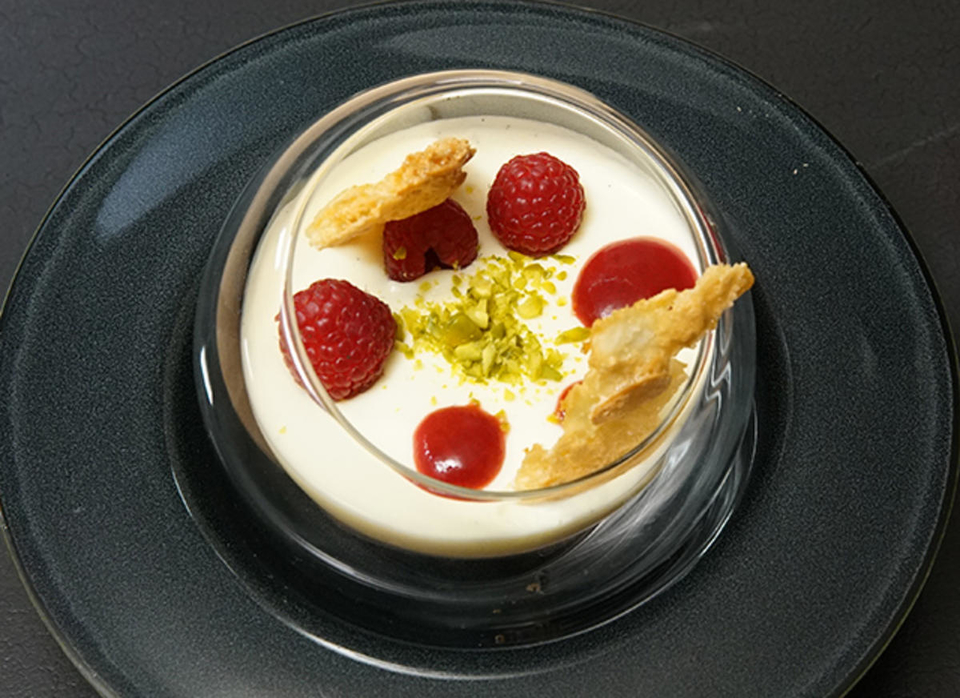 Zweierlei Mousse mit Mandel-Crunch und Himbeersößchen