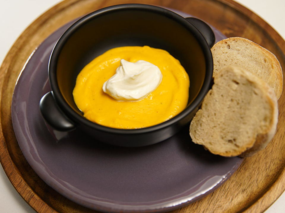 Cremiges Gemüse mit Ingwer-Sahne und Wurzelbaguette