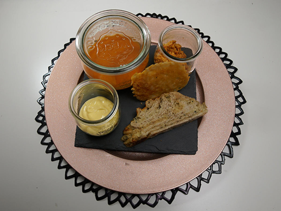 It‘s a Match! Parmesan steht auf Paprika und Brot