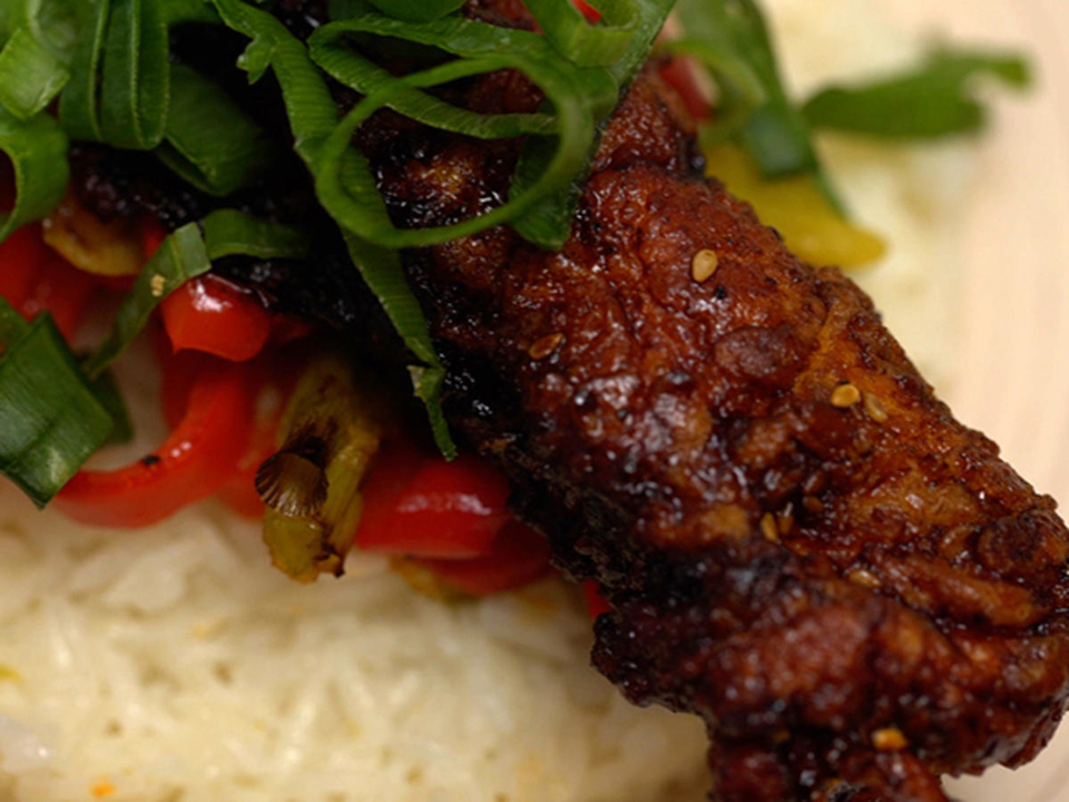 Teriyaki-Hähnchenspieß auf pikantem Kokos-Limettenreis dazu Ofenpaprika
