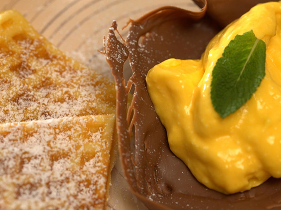 Mango Eis im Schokoladennest dazu lauwarme Quarkwaffeln