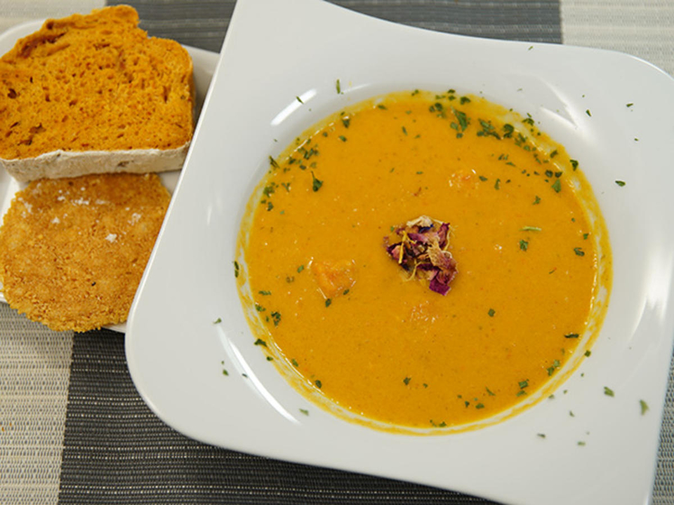 Möhrensüppchen mit Baguette