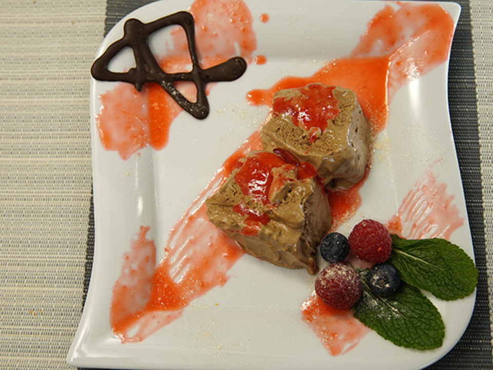 Schokoladenparfait und Himbeerspiegel