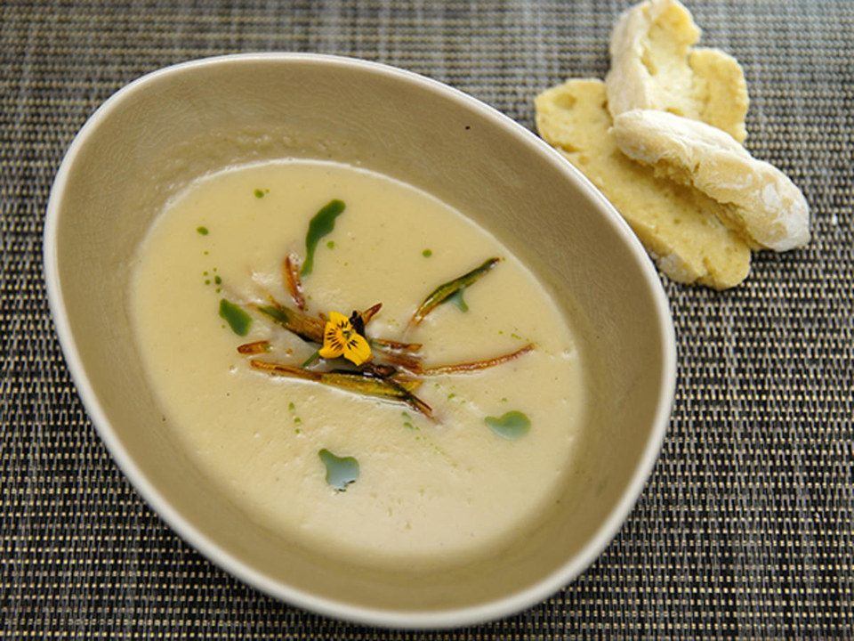 Goldenes Kartoffelstroh mit fruchtiger Pastinaken-Birnensuppe
