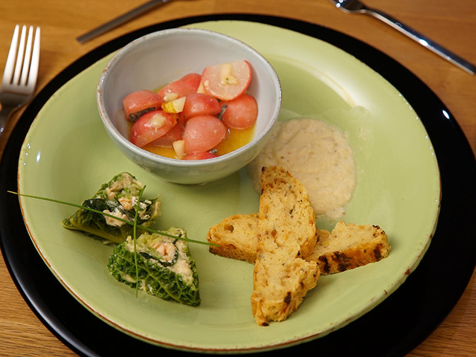 Saiblingterrine mit Birnenschaum, lauwarmen Radieschensalat und Blauschimmelkäsebrot