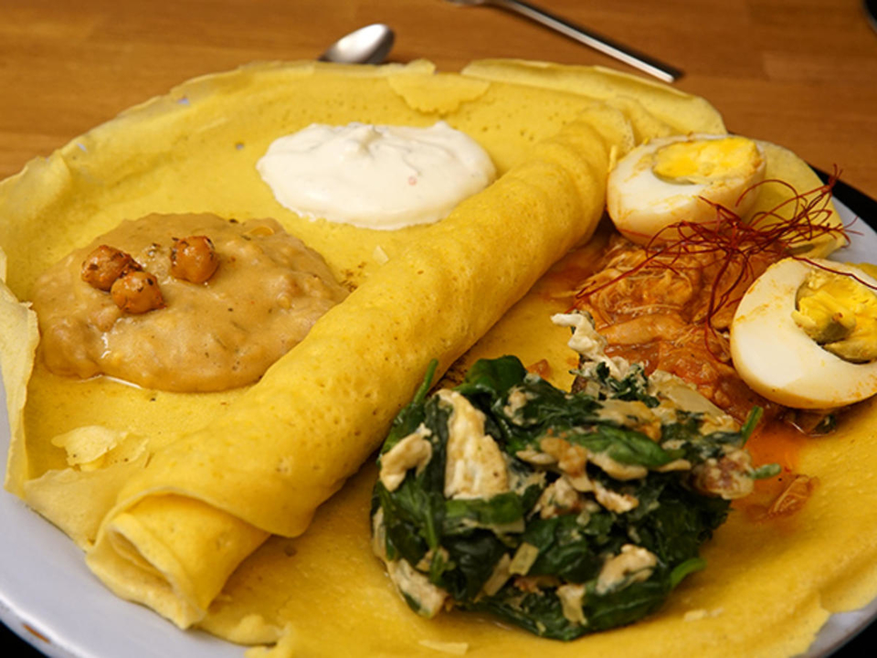 Injera mit Doro Wot, Shiro und Spinat