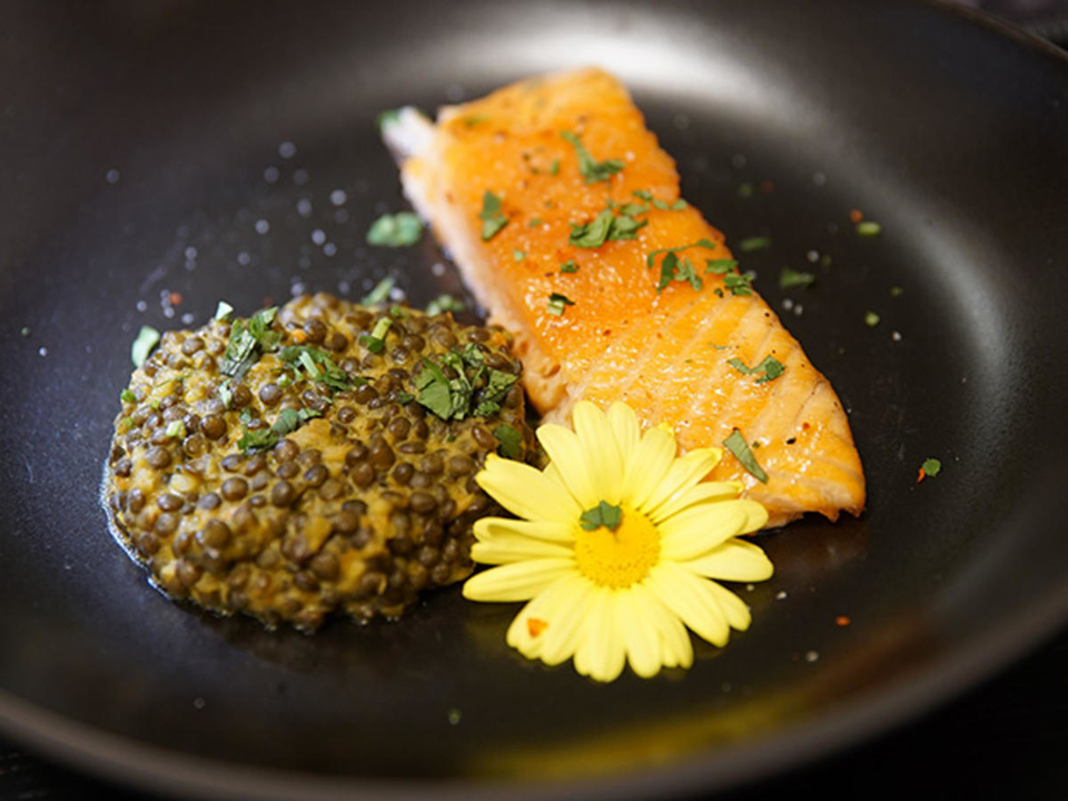 Beschwipster Lachs an indischen Schmetterlingsblütlern