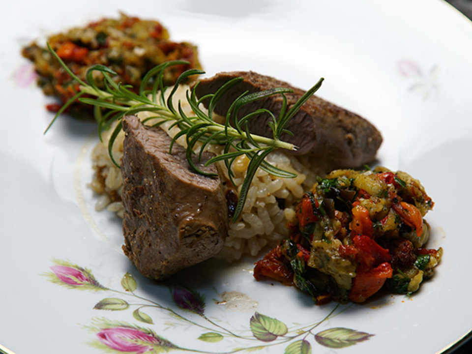 Lammfilet mit gehacktem Gemüse und Sultan Pilave