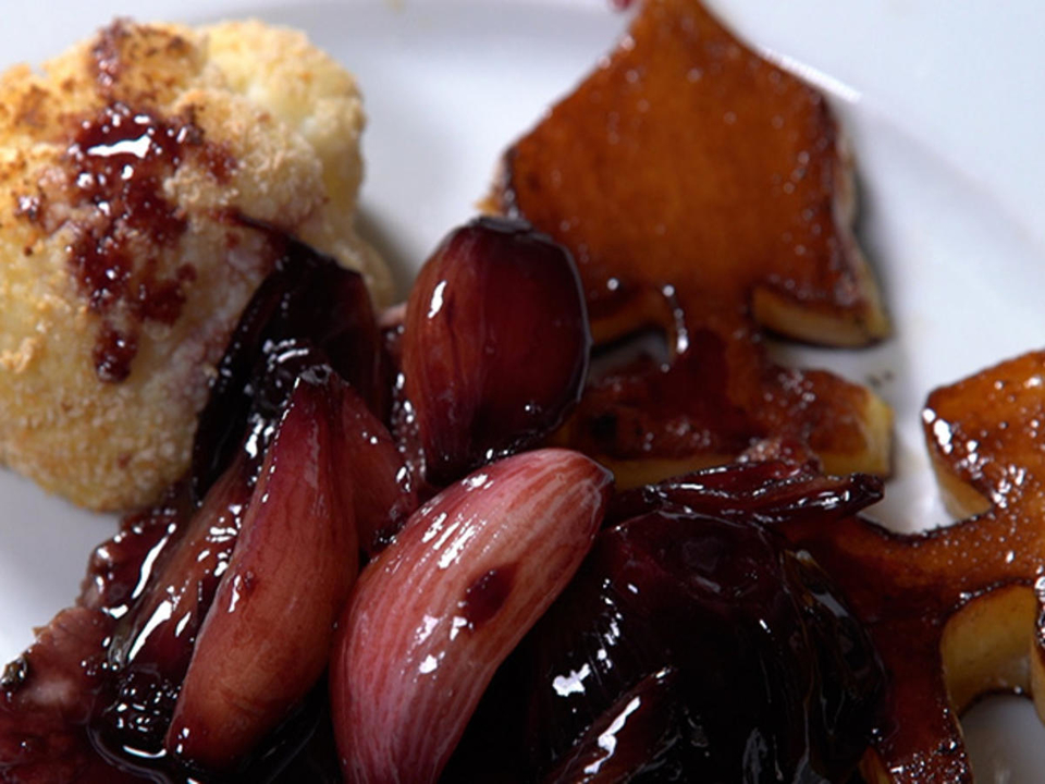 Rinderfilet auf Rotwein-Schalotten-Butter mit Pik-Kartoffeln und geröstetem Blumenkohl