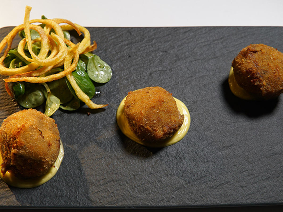 Bitterballen mit Rindfleisch und Käse