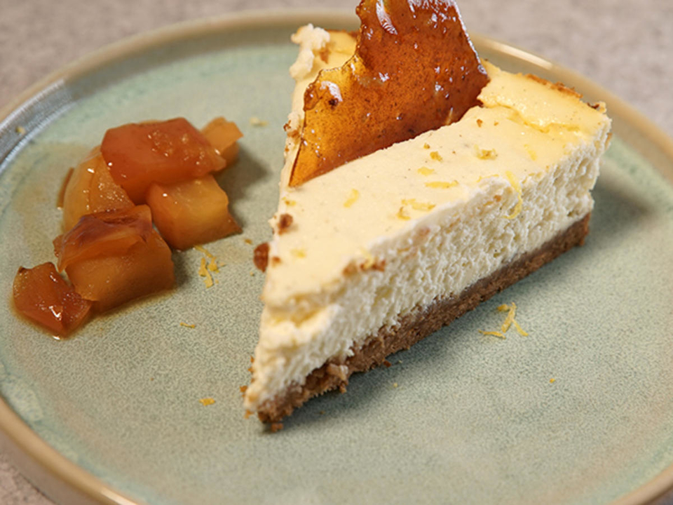 Cheesecake mit Apfelkompott und Salted-Caramel-Splitter