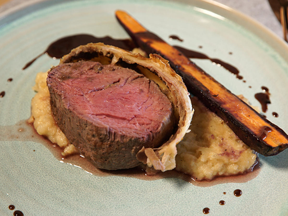 Beef Wellington an Erdgemüse und Traube