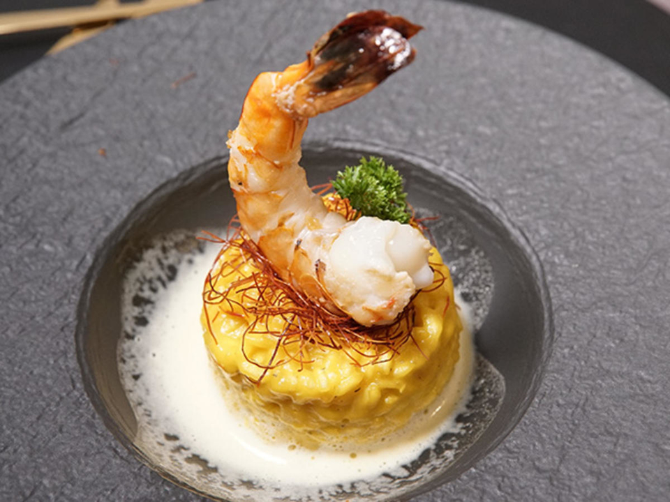 Safranrisotto mit Riesengarnele und Zitronengras-Espuma