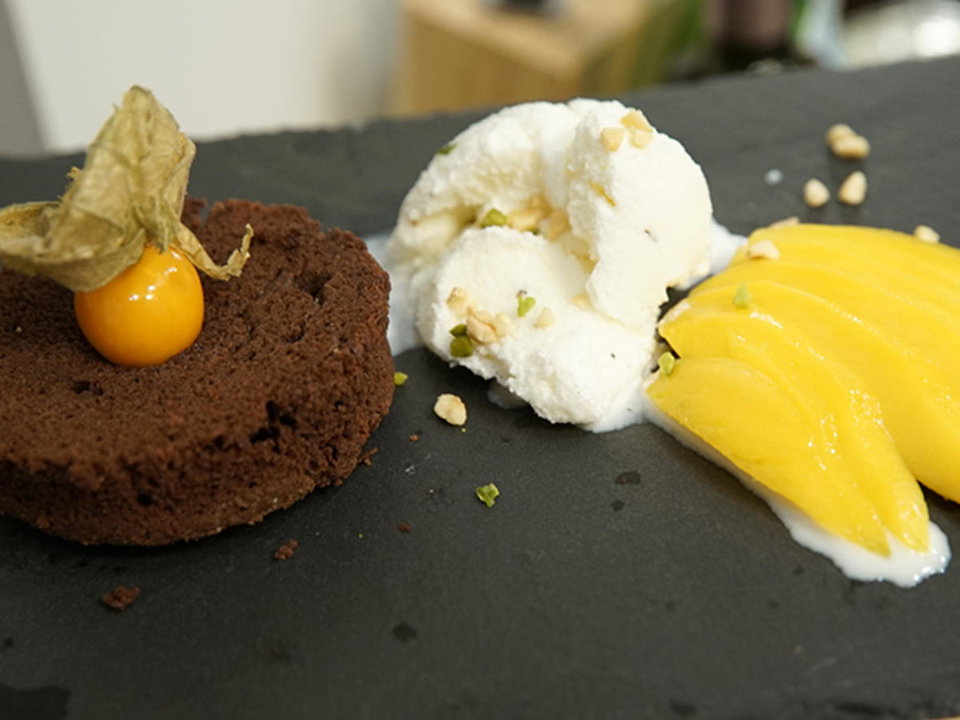 Schokoküchlein mit flüssigem Kern und Tonkabohneneis dazu Mango
