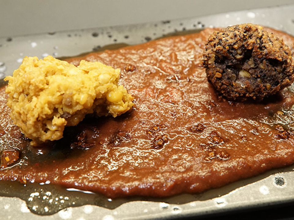 Zweifarbiges Kichererbsen-Duo auf Crunchy Tomatenbett