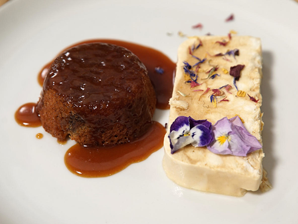 Sticky Toffee Pudding mit einer coolen Begleitung
