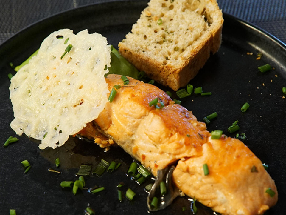 Mini Lachssteak in Sesam auf einem Erbsenpüreebett mit einem Parmesan Chip