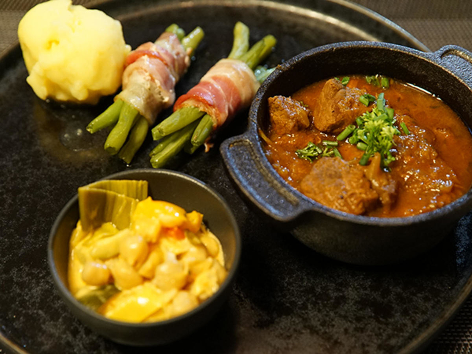 Malzbiergulasch im Römertopf mit hausgemachten Kartoffelklößchen und dazu Böhnchen