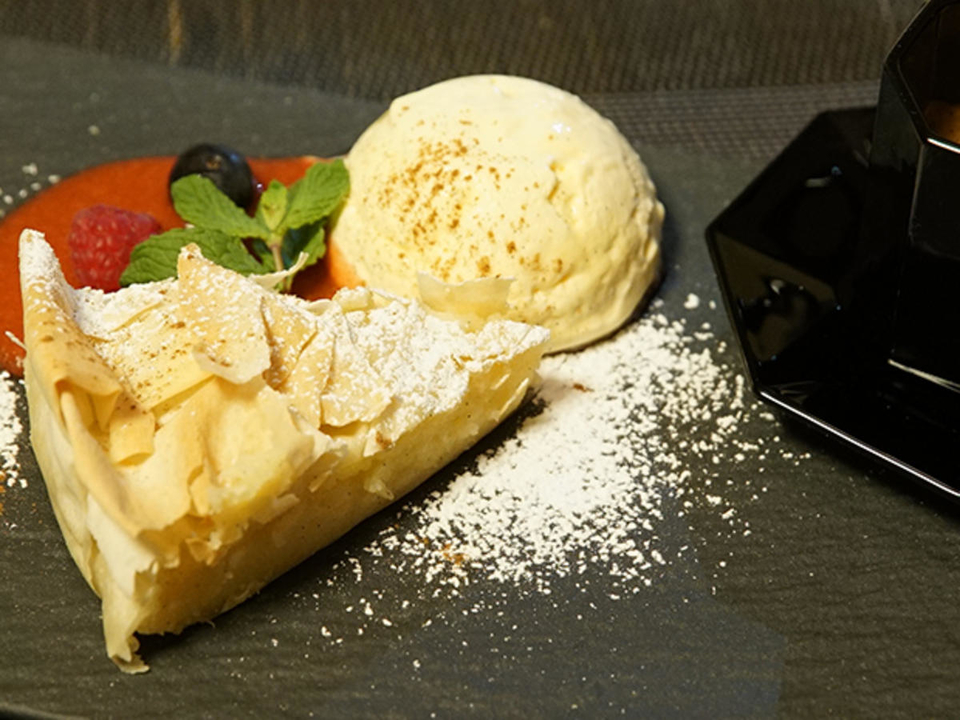 Griechische Bougatsa auf Erdbeerkompott
