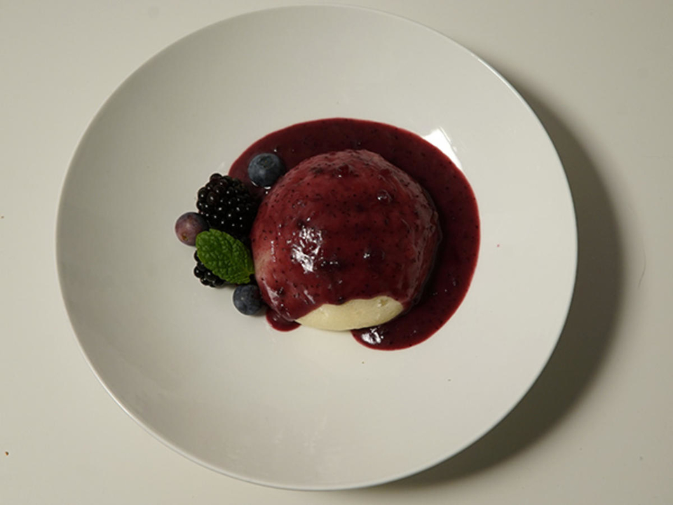 Polnische Dampfklöße mit Heidelbeersoße