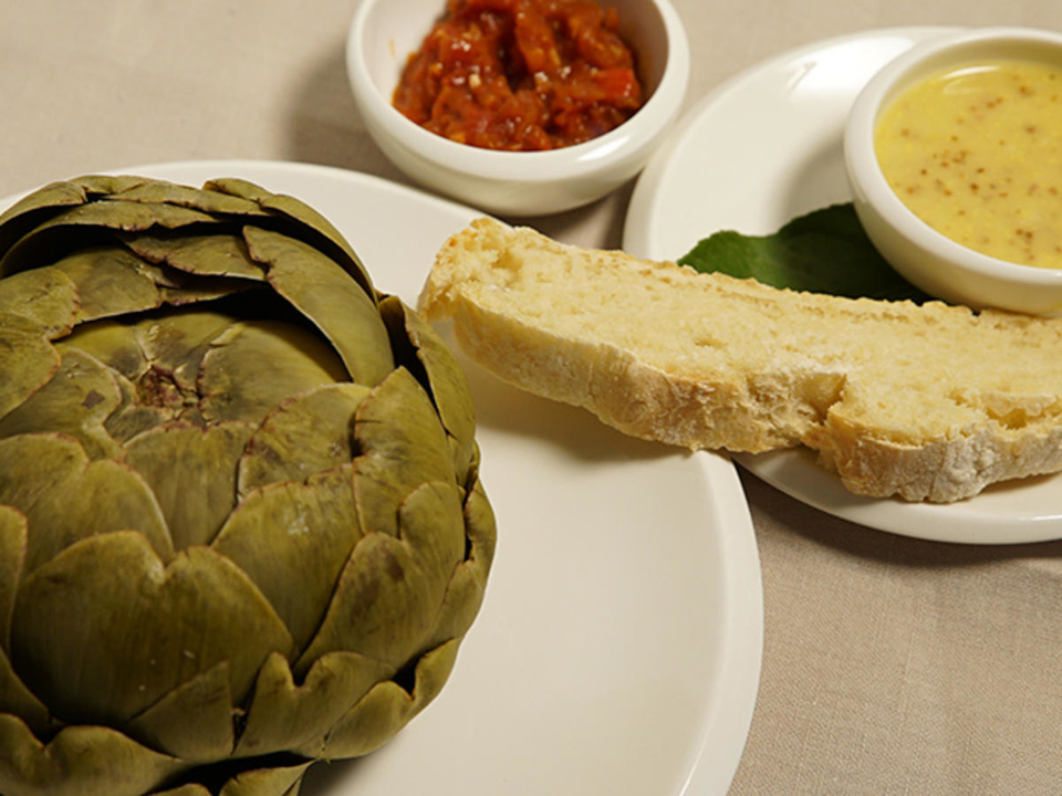 Artischocke mit Vinaigrette, selbstgebackenem Ciabatta und Salsa Roja