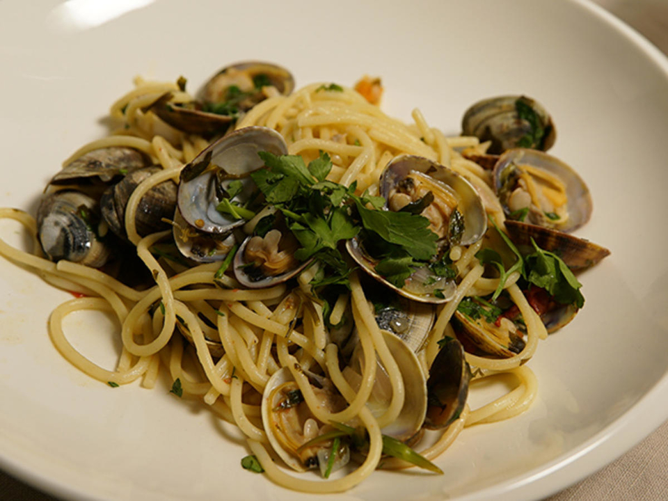 Spaghetti Vongole mit improvisiertem Salat und Almalfi Zitronendressing