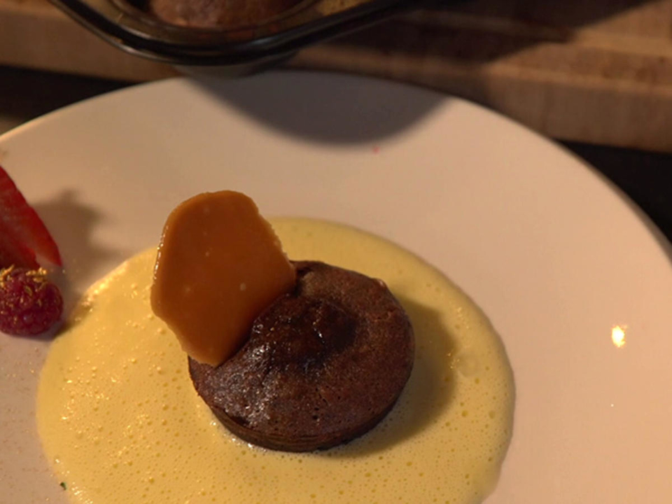 Chocolate Lava Cake mit Vanillesoße und Karamellkrönchen