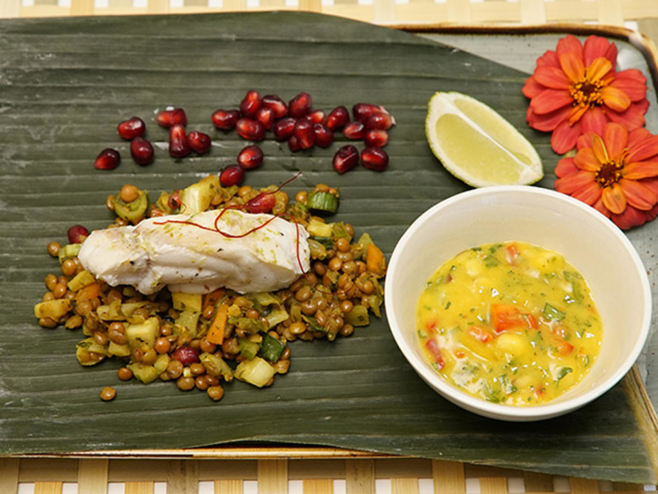 Seychellen – Orient – Südamerika: Seeteufelfilet aus dem Bananenblatt an Linsensalat