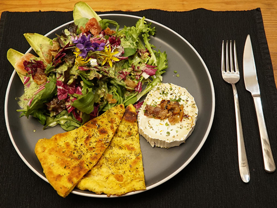 Warmer Ziegenkäse ‘‘Vive la France‘‘ auf duftigem Allerlei mit Flatbread