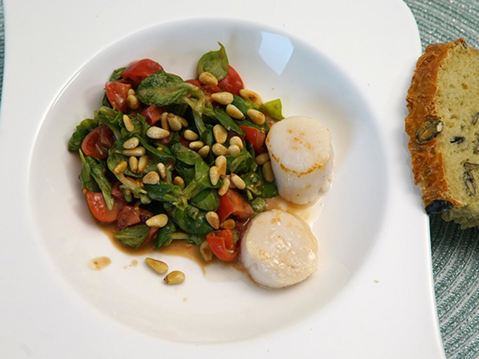 Geröstete Jakobsmuscheln an Feldsalat mit Pinienkernen und Kürbiskernbrot
