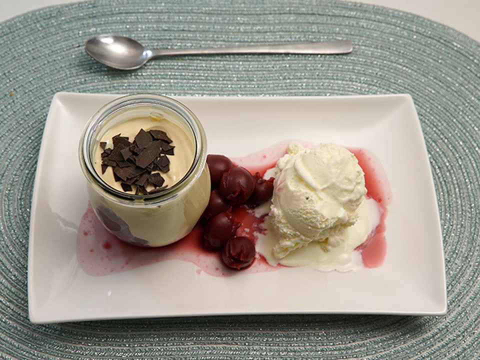 Joghurt-Vanilleeis mit Eierlikör-Mascarpone-Creme und Rumkirschen