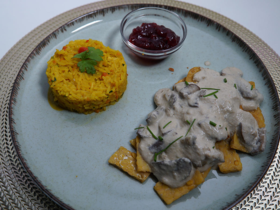 Tempeh Stroganoff mit Preiselbeeren an Reis