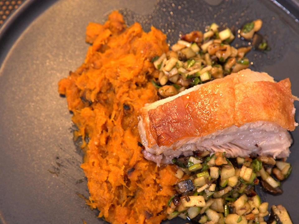 Schweinebauch mit Butternusskürbis-Stampf und Apfel-Walnuss Salsa
