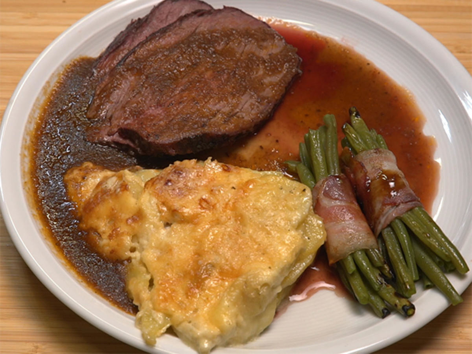 Tafelspitz vom Grill mit  Kartoffelauflauf und Speckbohnen