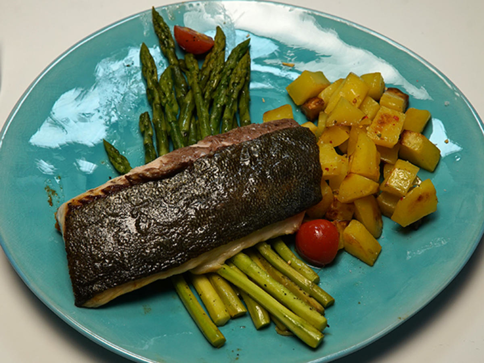 Kingfish auf gebratenem grünen Spargel dazu Rosmarinkartoffeln