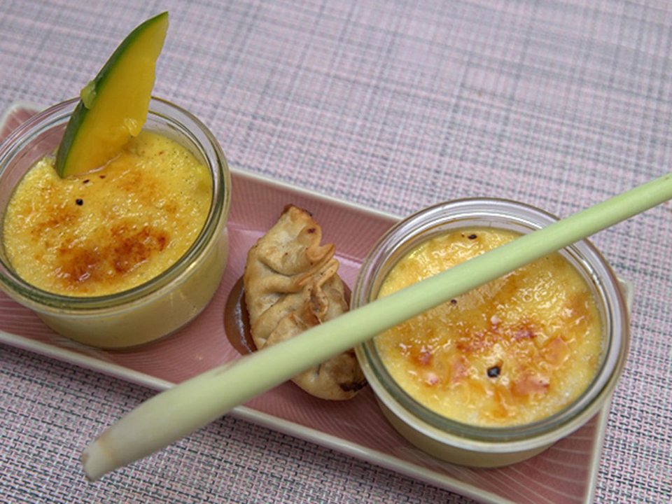 Zweierlei Crème brûlee mit Bananen-Jiaozi