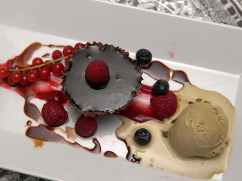 Schokoförmchen mit Vanille-Mousse und Pistazieneis