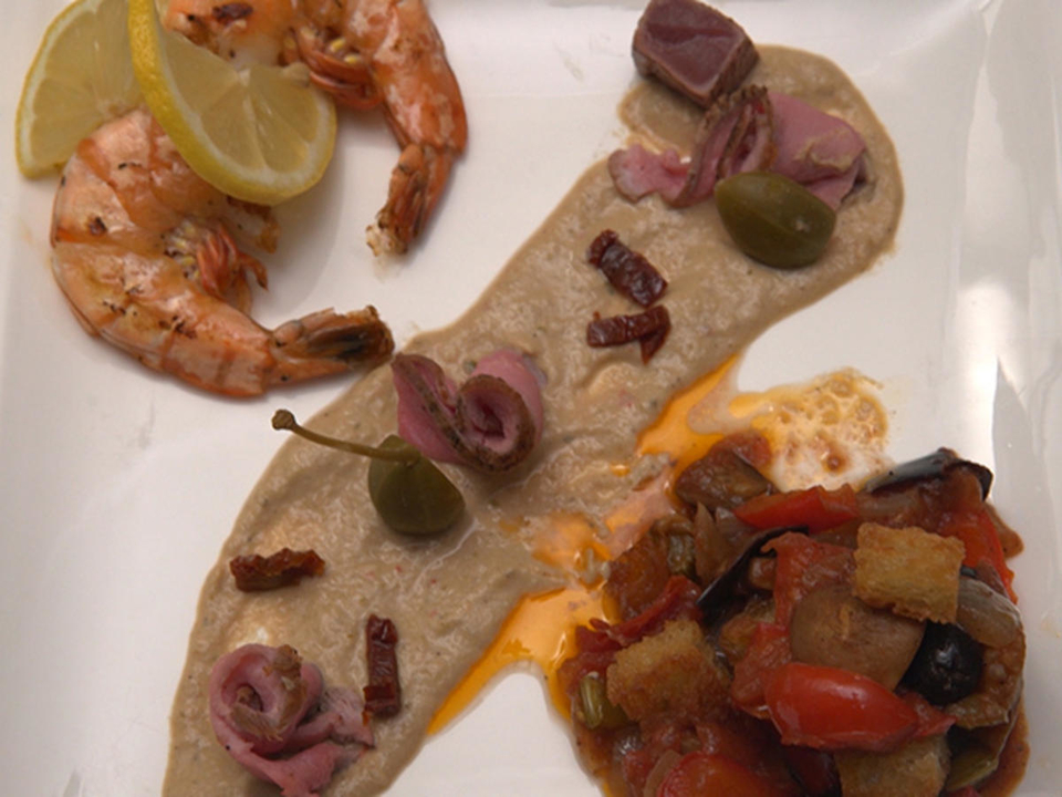 Caponata Siciliana mit Vitello Tonato und eingelegten Scampi