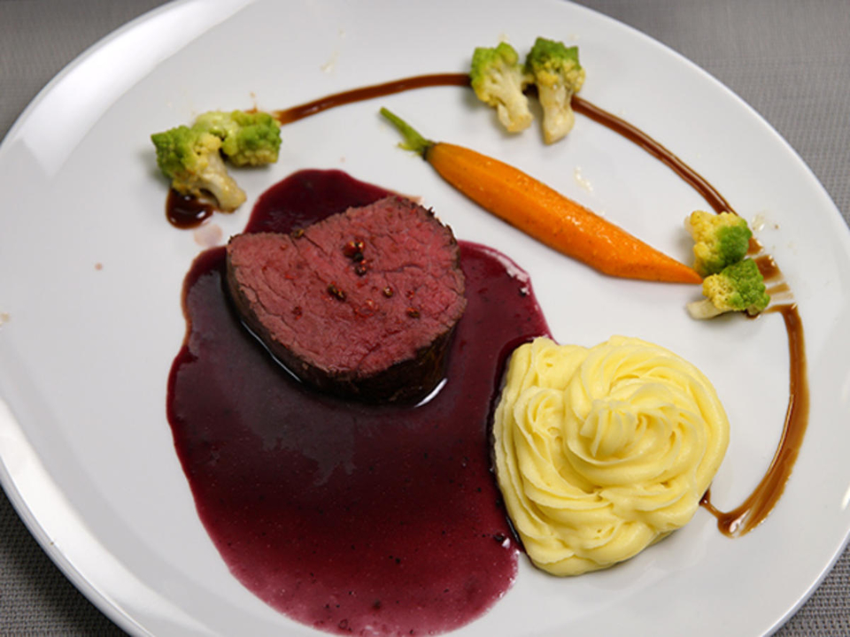 Filet vom Rind, Püree und Gemüse