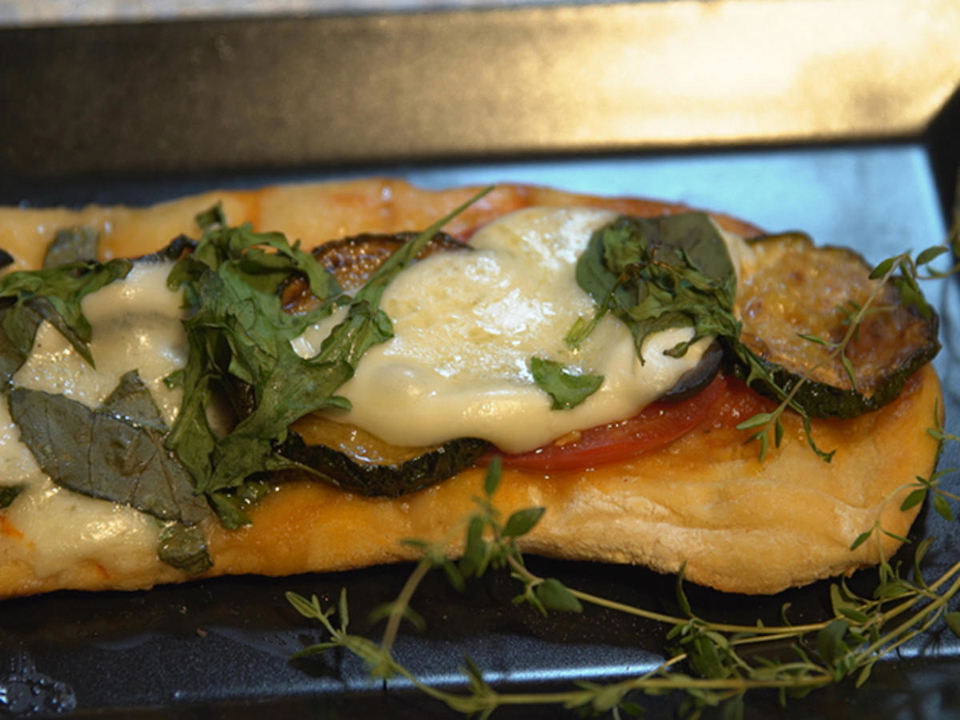 Gegrillte Pizza mit vegetarischem Belag