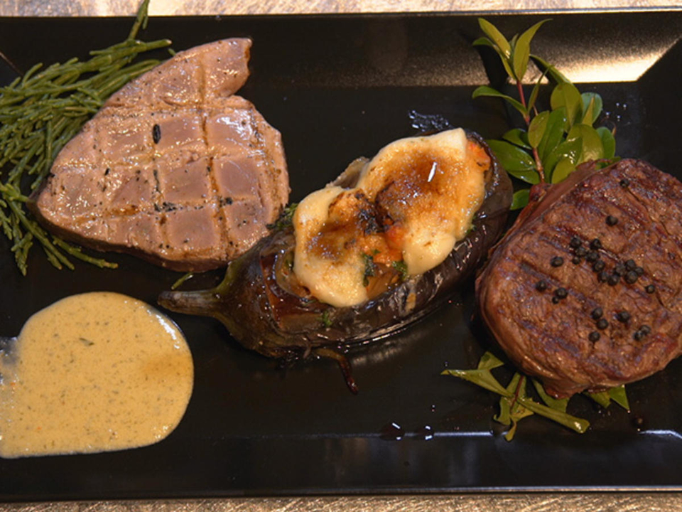 Gewickeltes Rinderfilet mit fermentiertem Pfeffer auf Myrtenzweigen ruhend