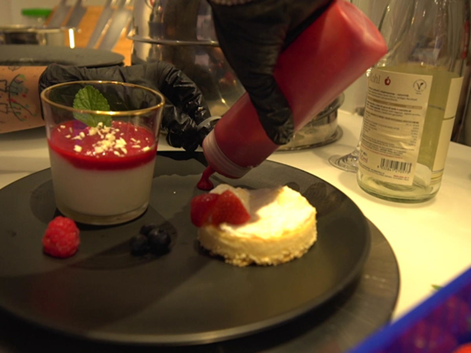 Kleines Küchlein & weiße Schokoladencreme mit Himbeerspiegel