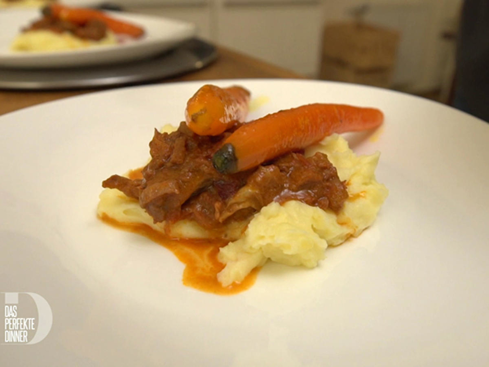 Kollweider Kalbsnacken-Gulasch, Stampf von Queen Anne mit Natuna Möhrchen