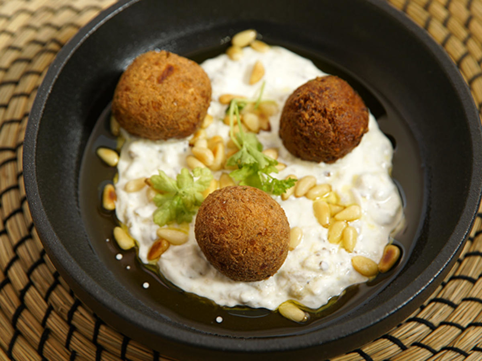 Knusprige Falafel auf Auberginen -Joghurt-Dip
